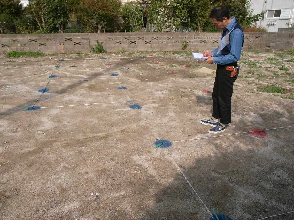 地盤下の。