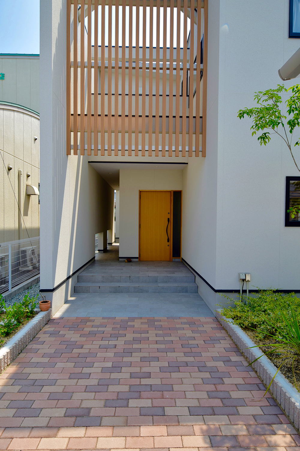 学校前の家の玄関前イメージ