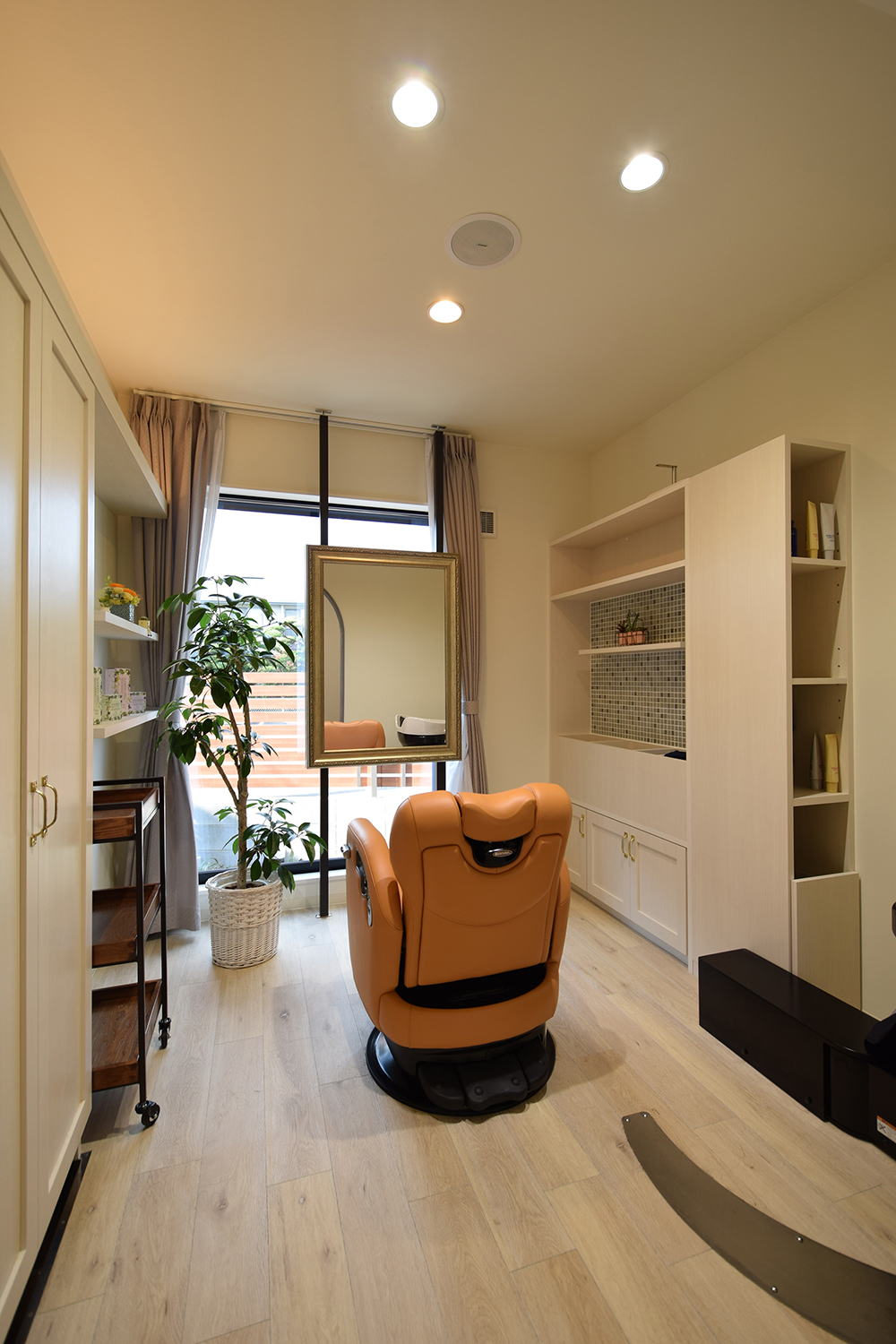 ヘアサロンルームのヘアカット台イメージ