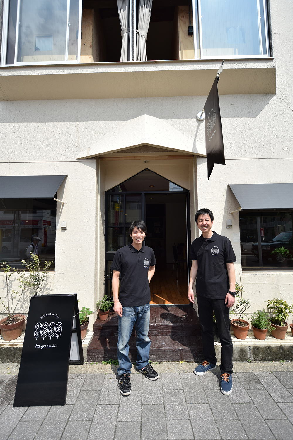 佐賀インターナショナル・ゲストハウスHAGAKUREの外観とスタッフイメージ