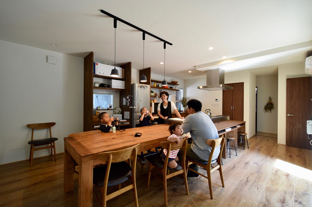 藍いろの家のダイニングリビングのイメージ02