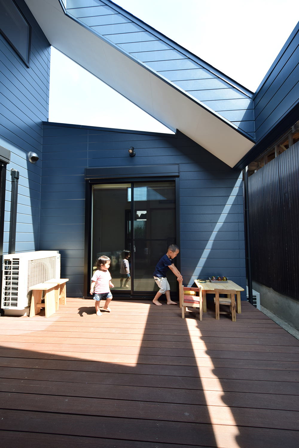 藍いろの家の中庭デッキのイメージ