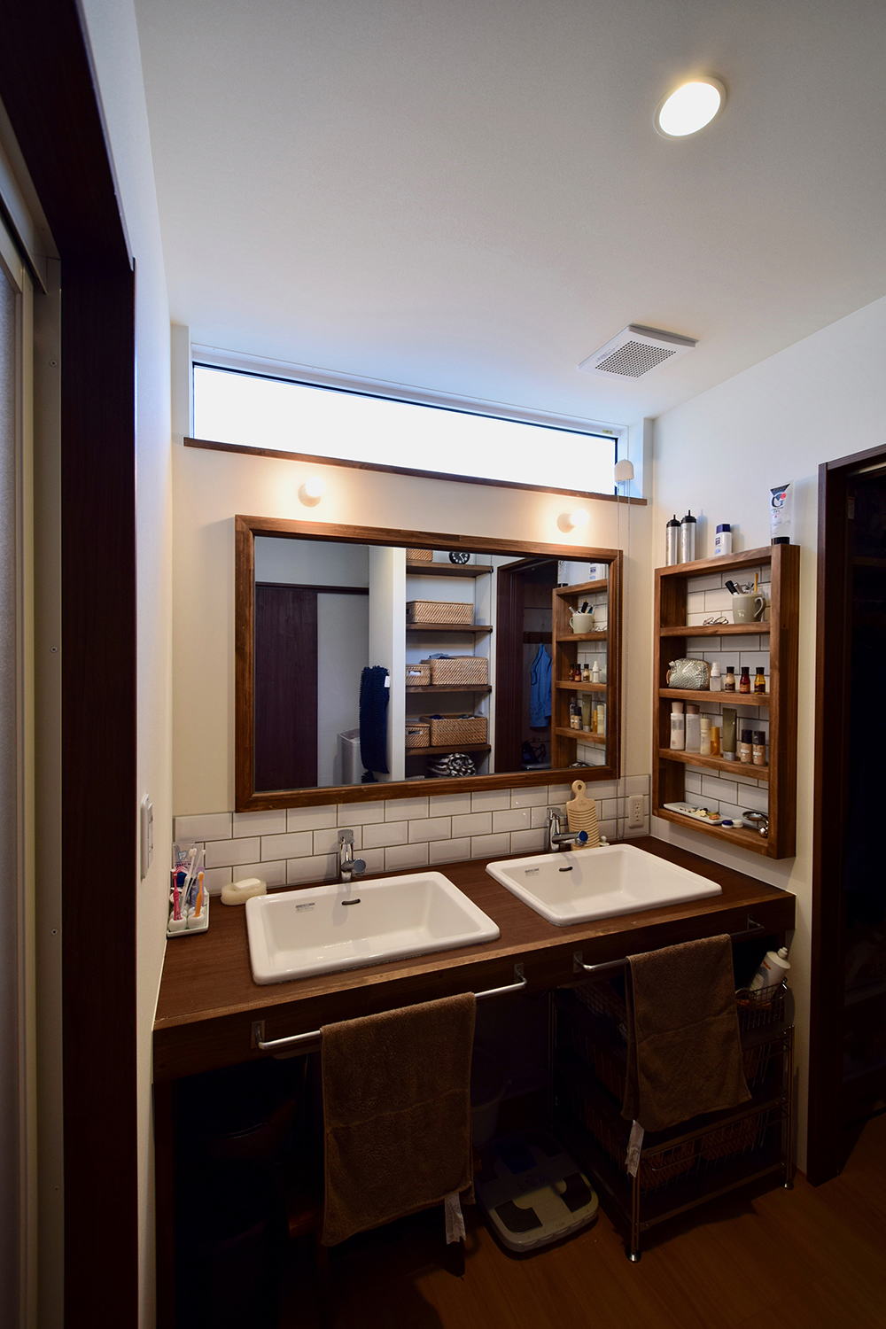 藍いろの家の洗面化粧台イメージ