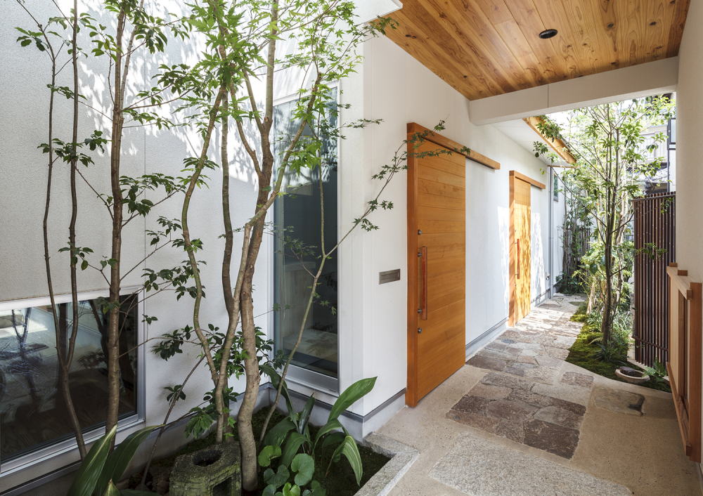 公園前の家の玄関前イメージ