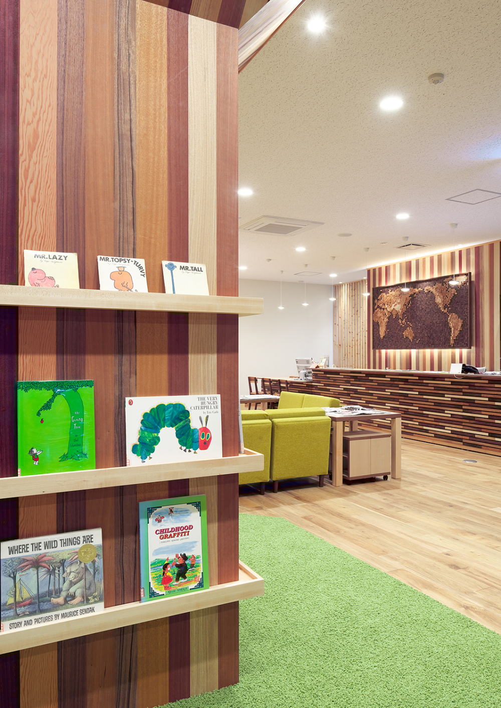 佐賀県国際交流プラザの本棚から受付を見たイメージ