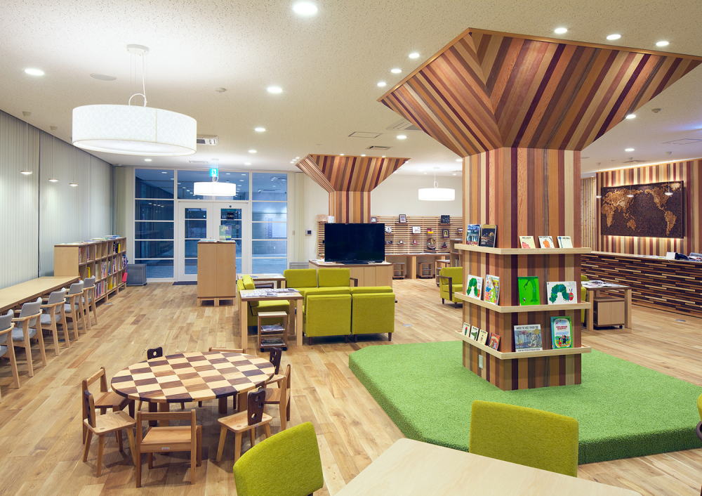 佐賀県国際交流プラザの館内から入口を見たイメージ