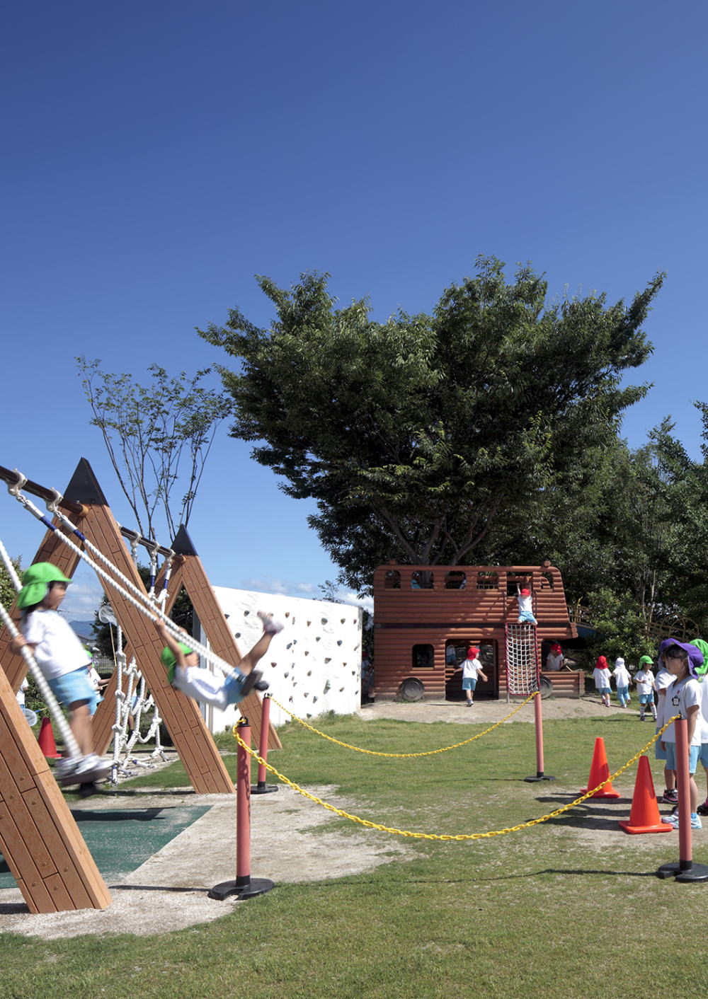 ブランコと木登りのロンドンバスのイメージ01