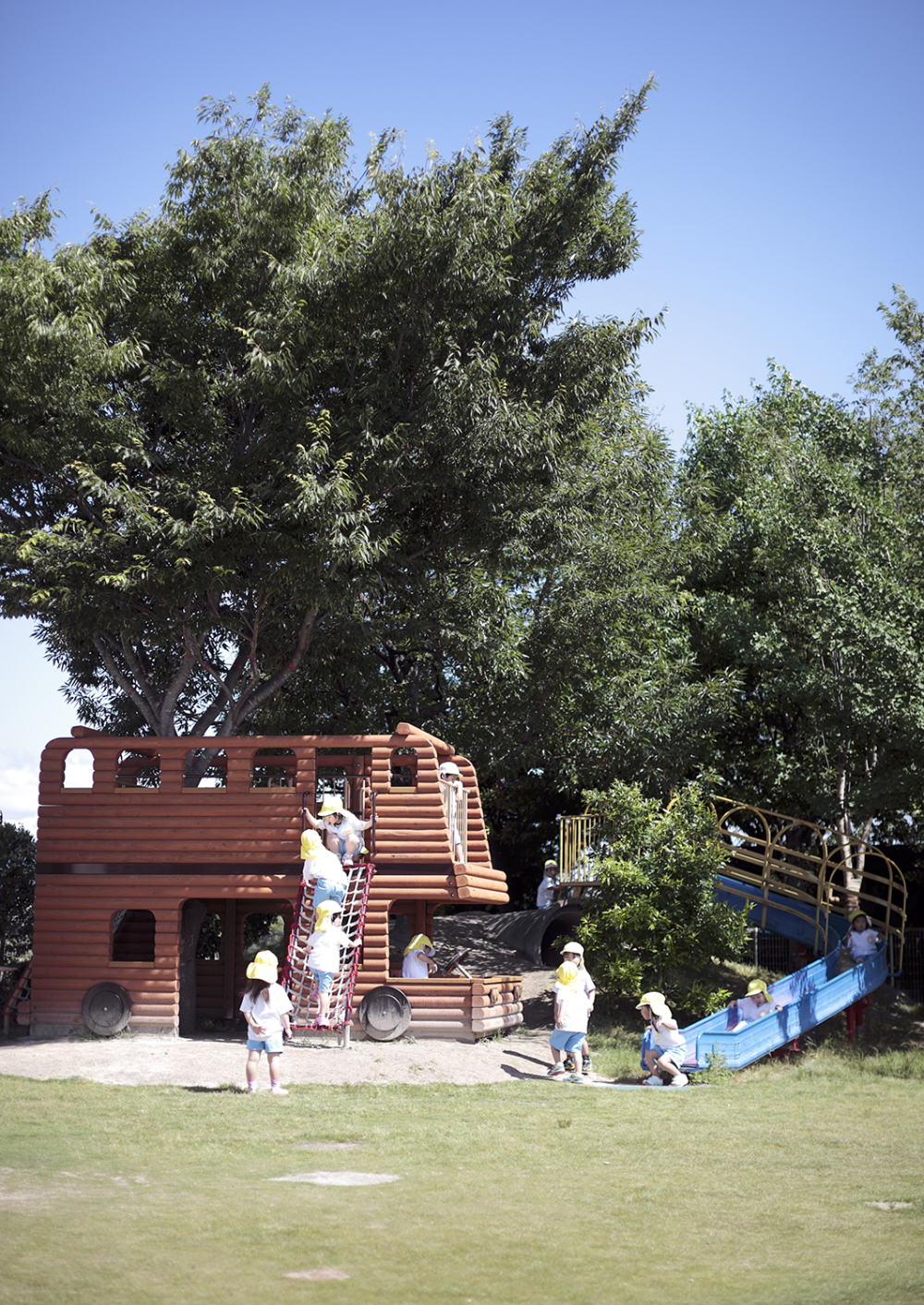 木登りのロンドンバスと滑り台のイメージ