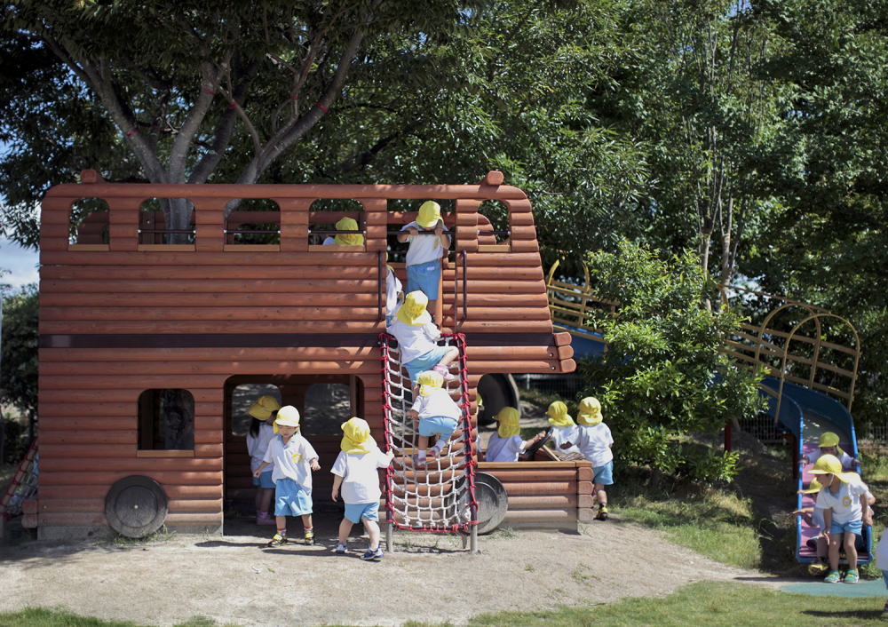 木登りのロンドンバスのイメージ03