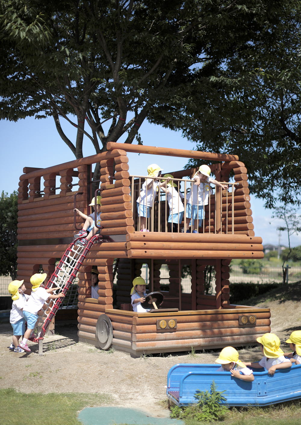 木登りのロンドンバスのイメージ04