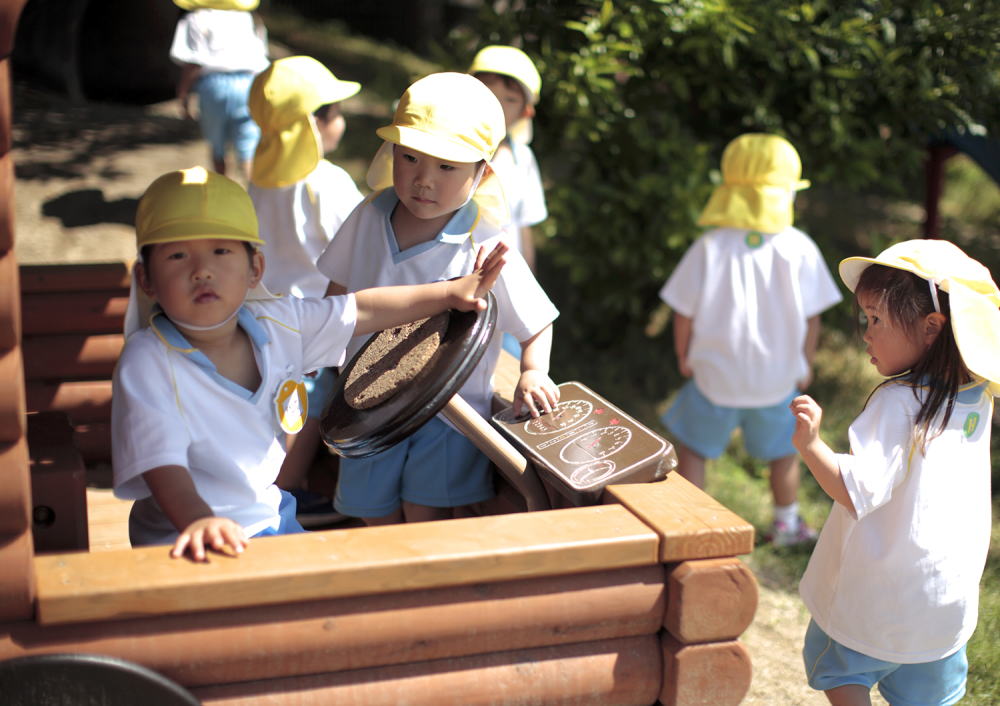 木登りのロンドンバスで遊ぶ子供たちのイメージ