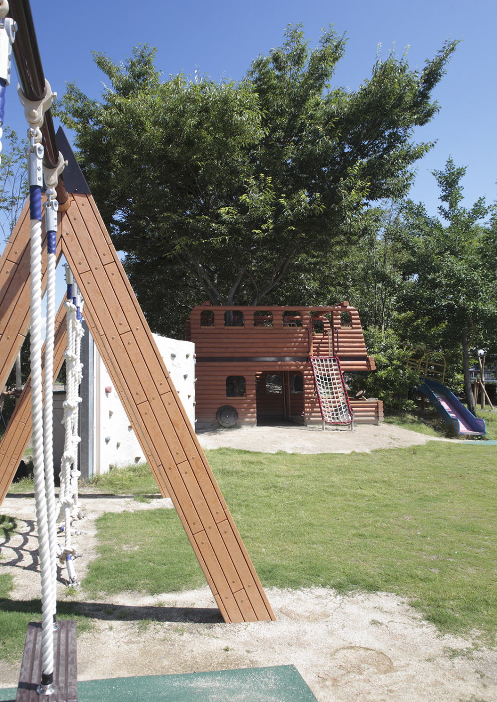 ブランコと木登りのロンドンバスのイメージ02