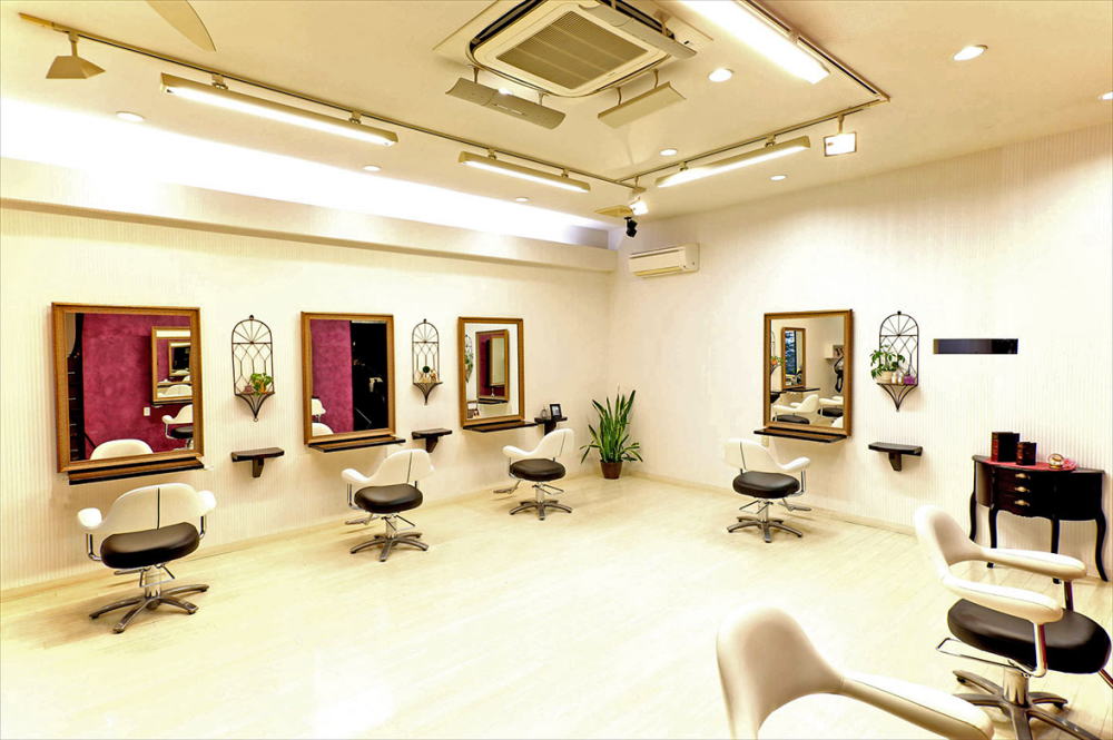 ピープラスヘアーのカット台イメージ02