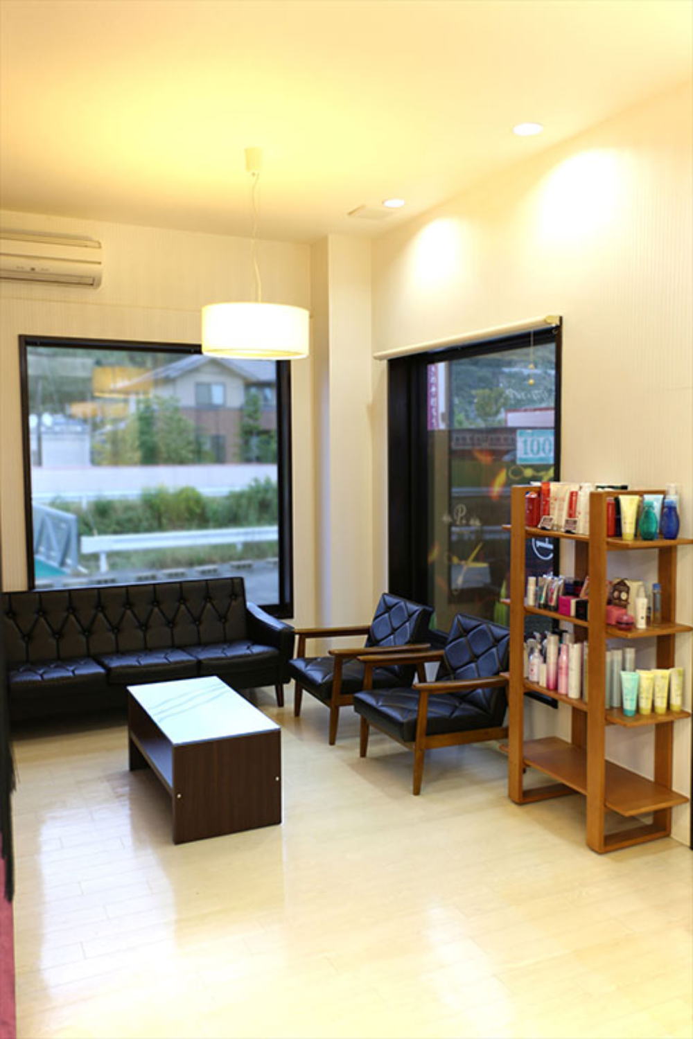 ピープラスヘアーの待合スペースイメージ