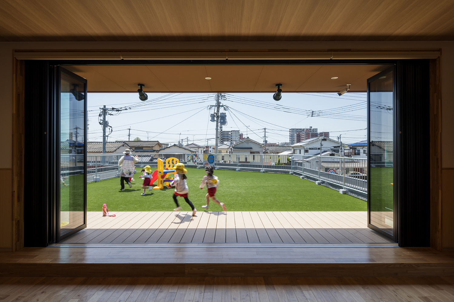 ふじかげこども園の保育室から中庭を見たイメージ