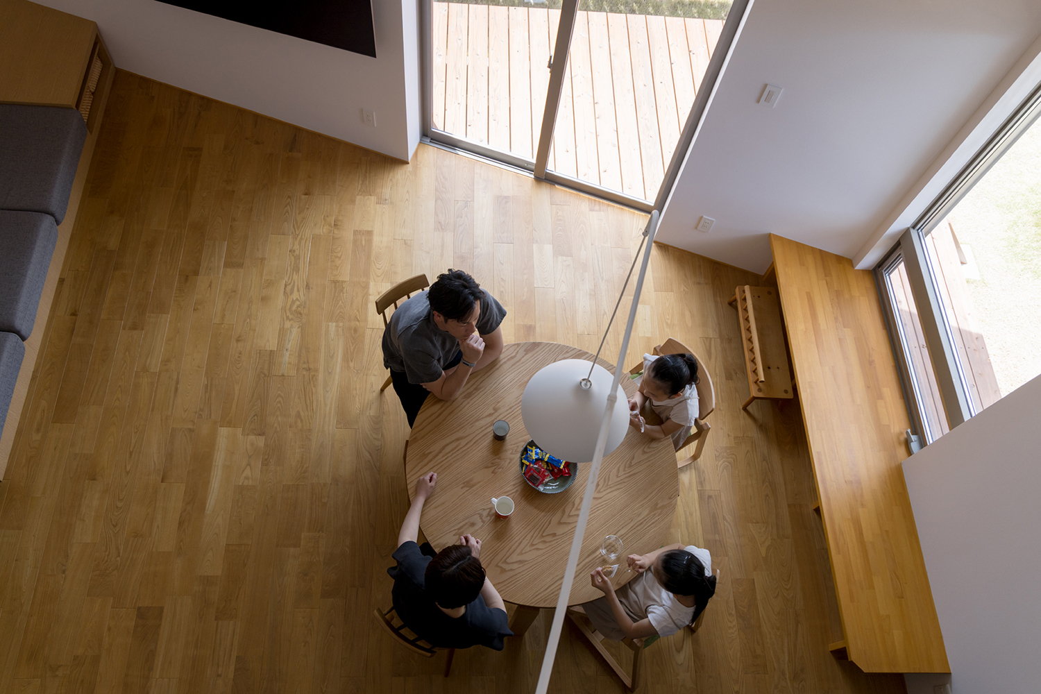 コノミノイエの２階からリビングを見たイメージ