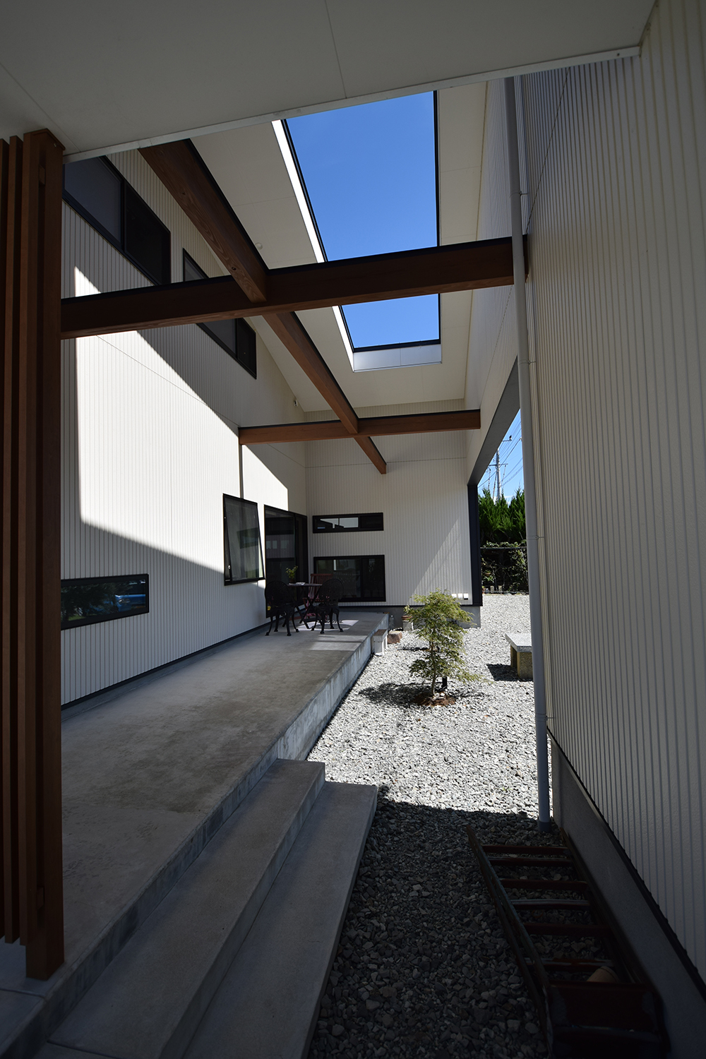 線路沿いの家の中庭的な中間領域イメージ01