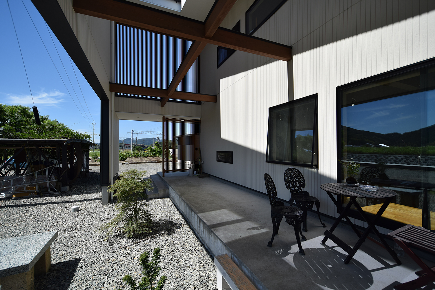 線路沿いの家の中庭的な中間領域イメージ02