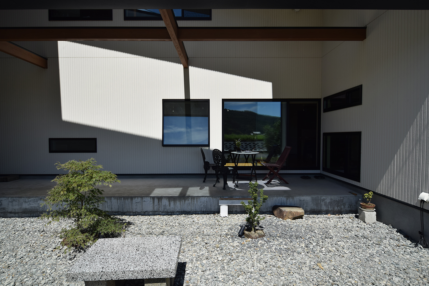 線路沿いの家の中庭的な中間領域イメージ03