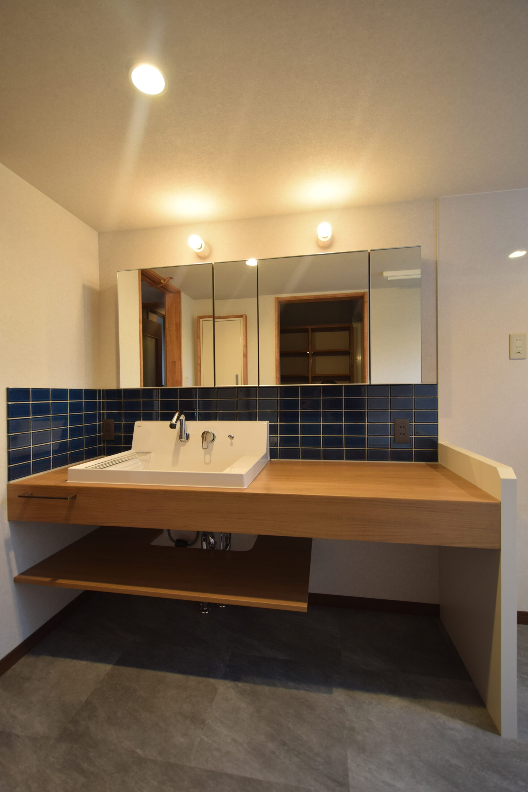 アトリエの家の洗面化粧台イメージ