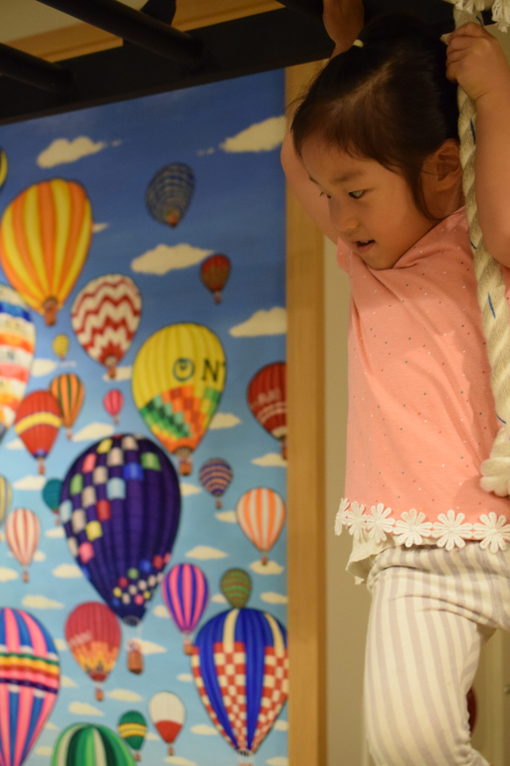 壁画とうんていで遊ぶ子供さんイメージ01