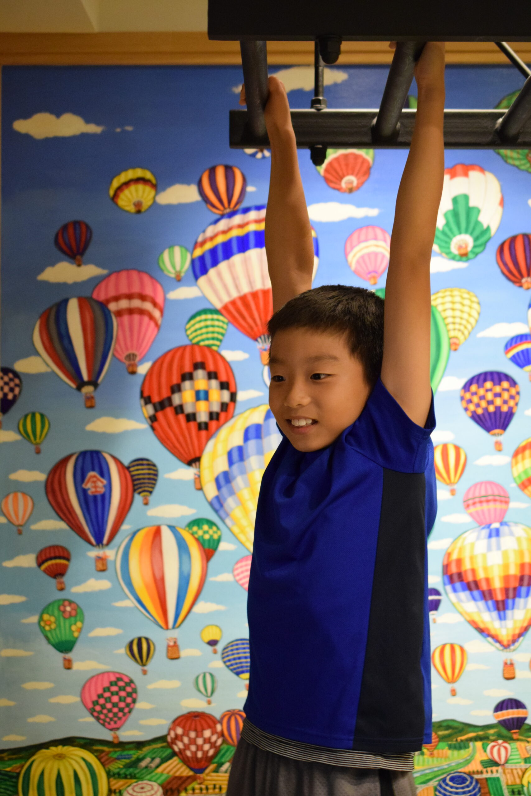 壁画とうんていで遊ぶ子供さんイメージ02