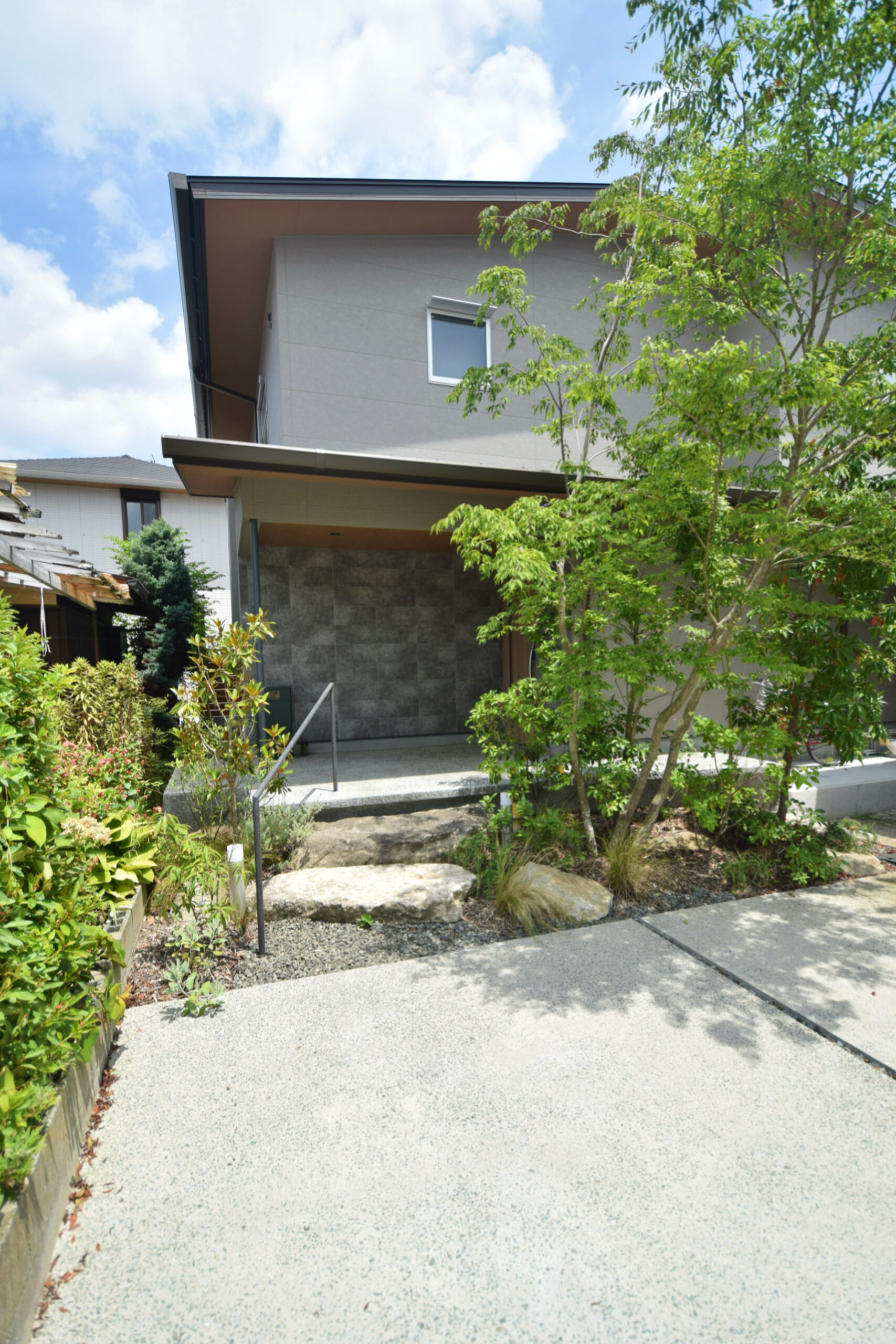 サイカイノイエの玄関前イメージ01