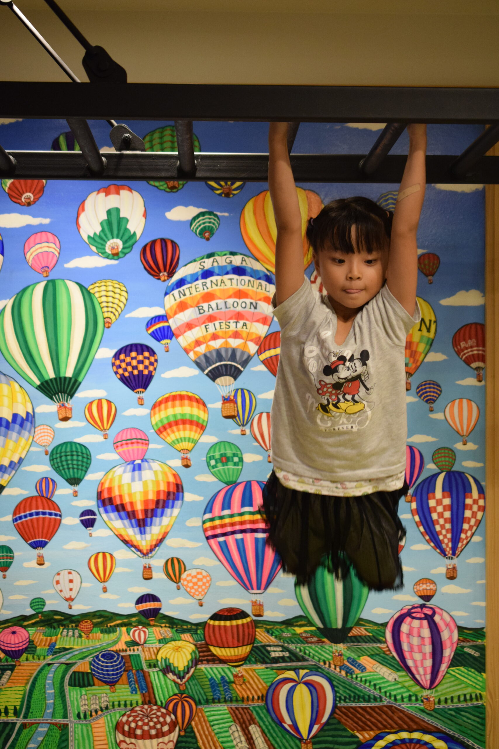 壁画とうんていで遊ぶ子供さんイメージ03