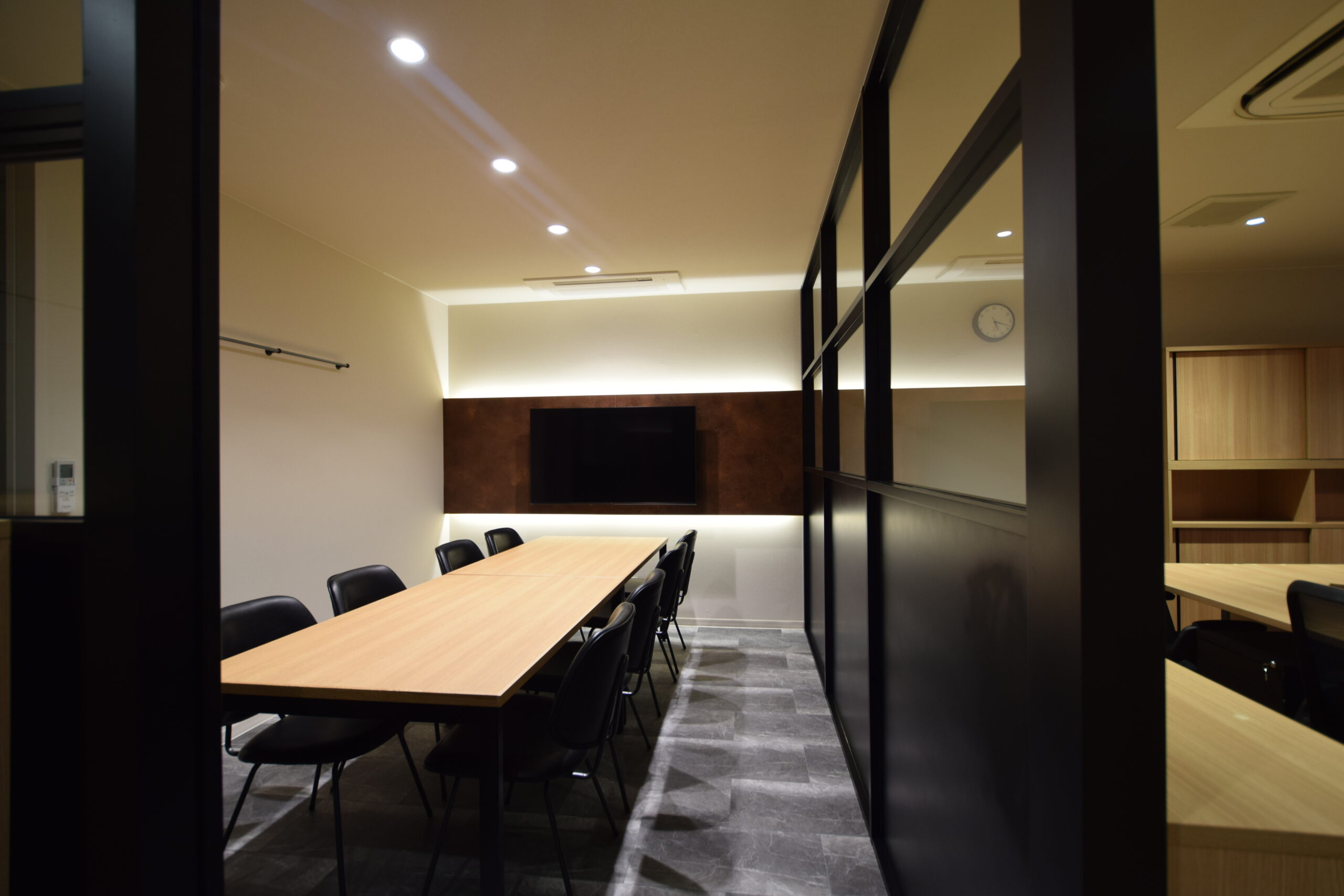 岩永補聴器メインオフィスのミーティングルームイメージ