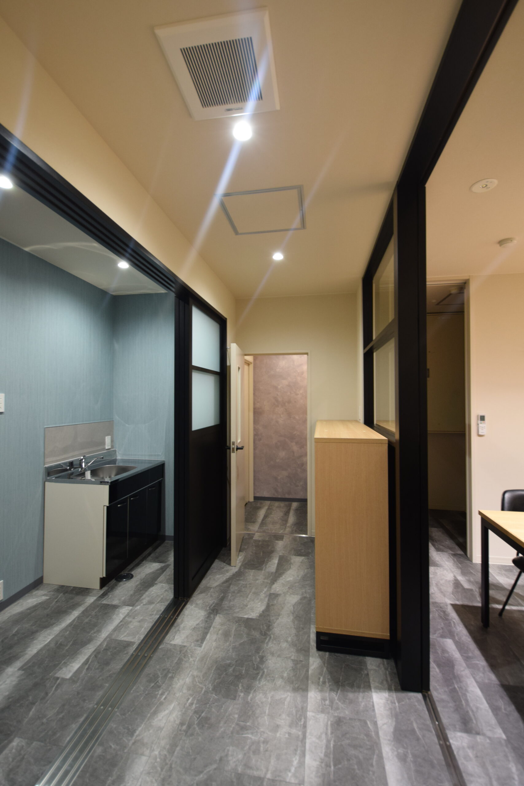 岩永補聴器メインオフィスの内装イメージ04