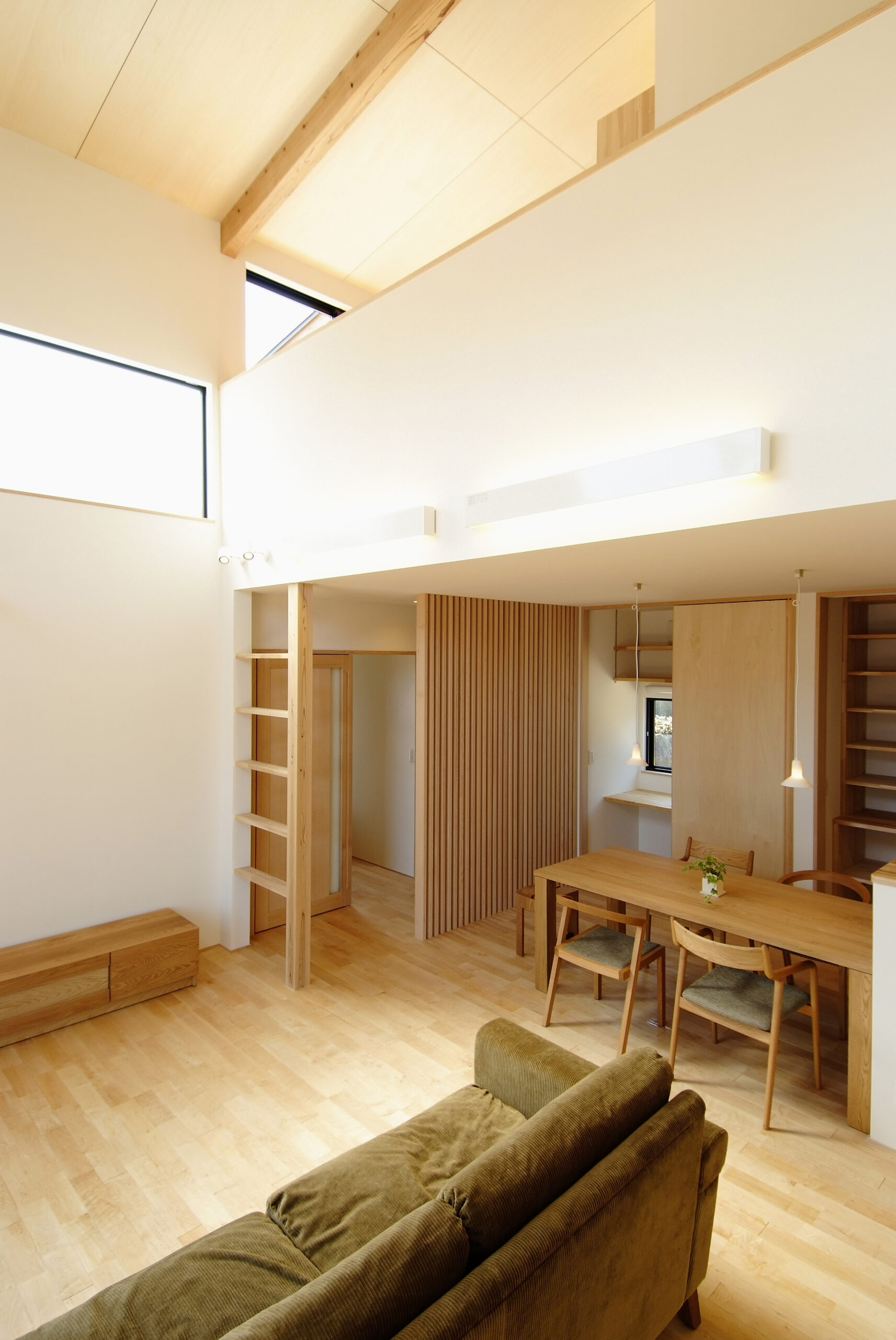 姫方町の家の吹き抜けとリビングルームイメージ