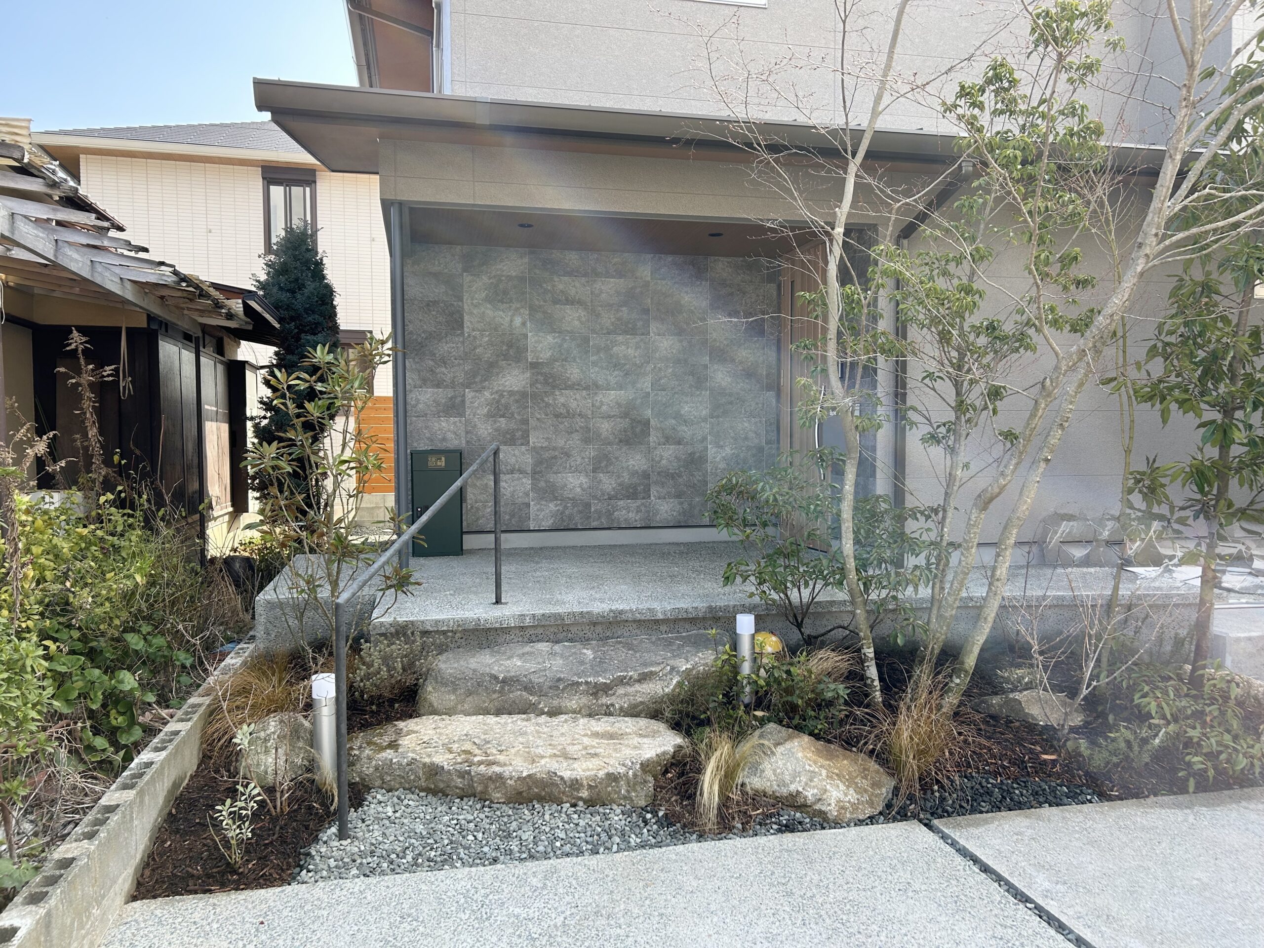 サイカイノイエの玄関前イメージ02