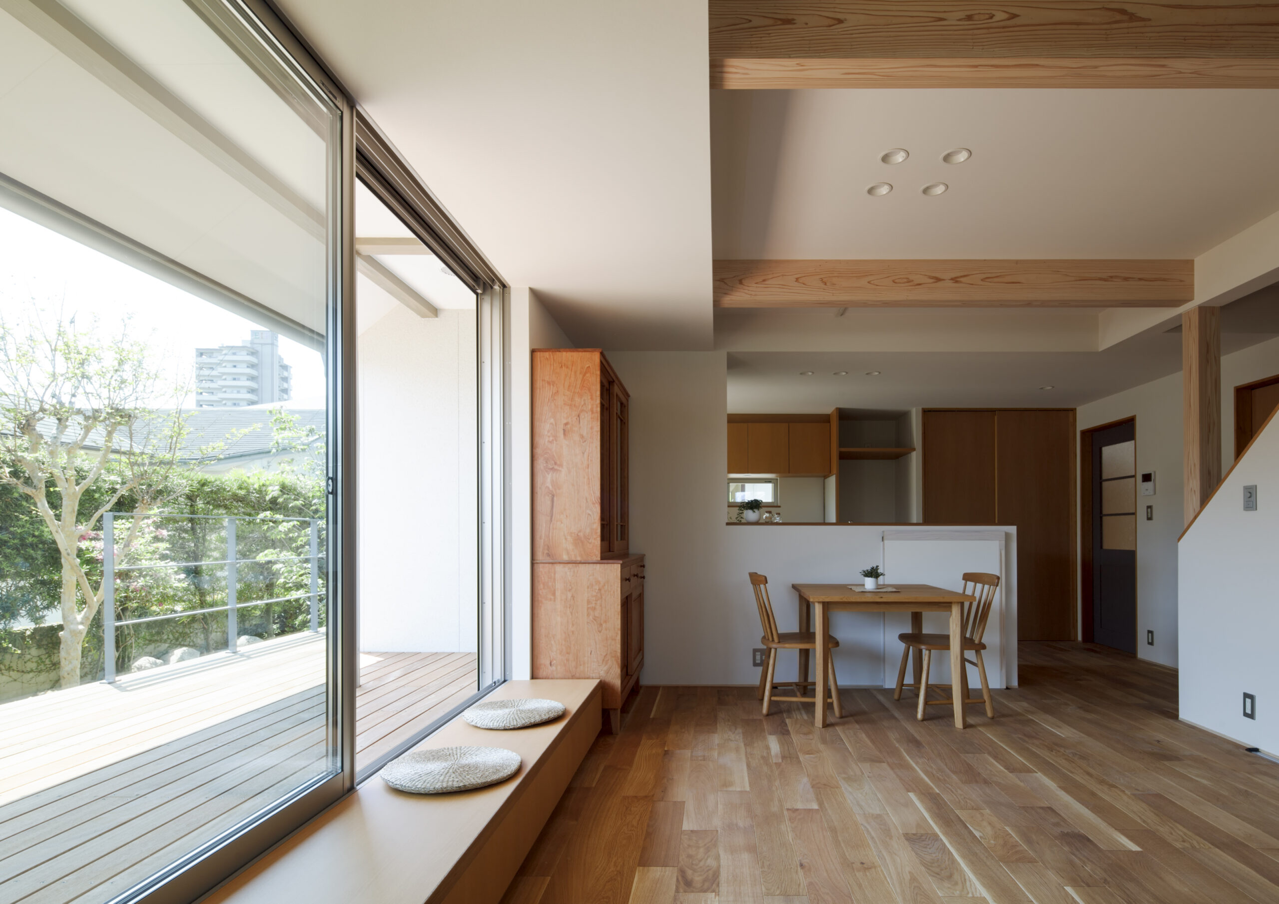 さんかく屋根の家のリビングダイニングイメージ01