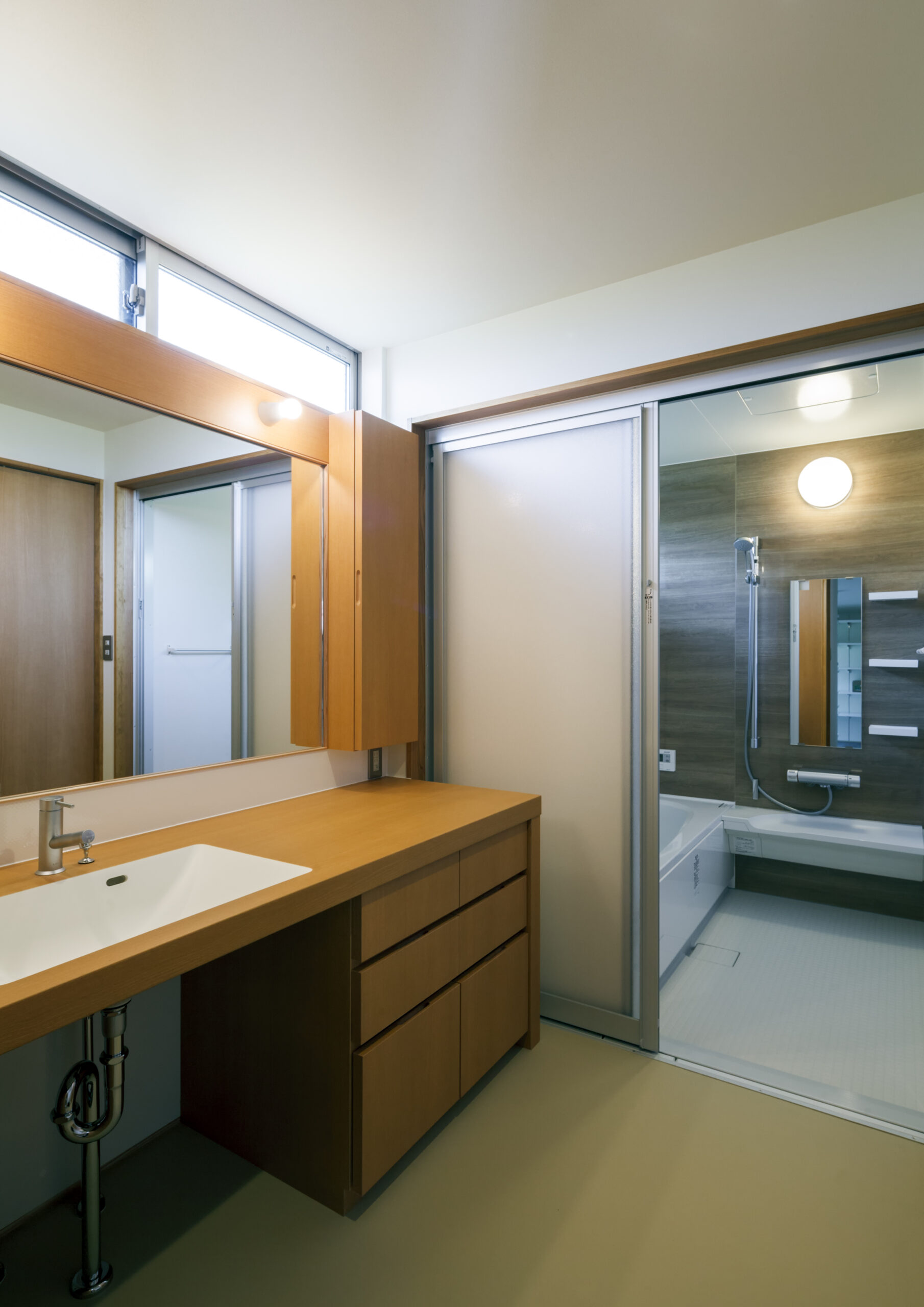 さんかく屋根の家の洗面化粧台とバスルームのイメージ