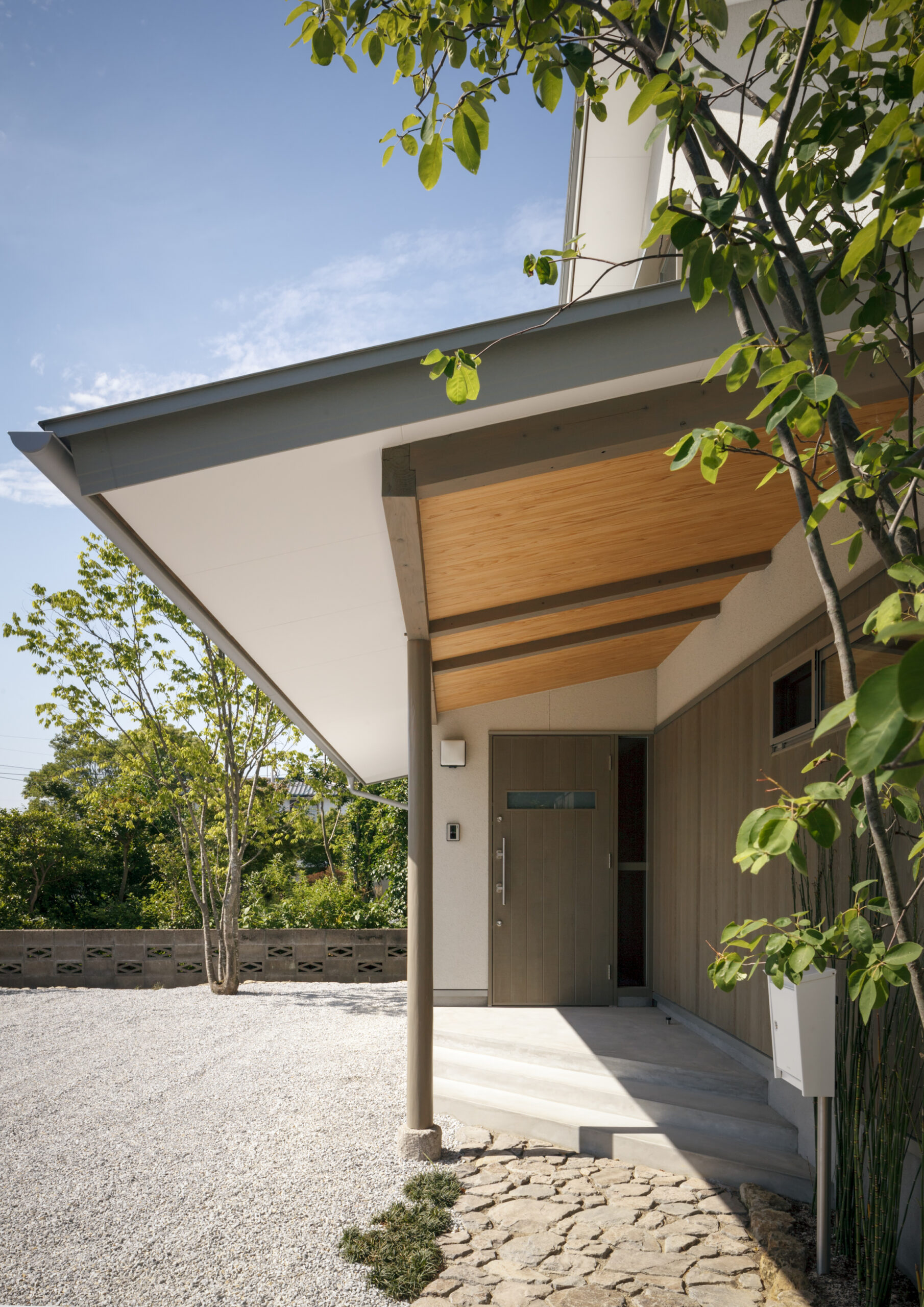 さんかく屋根の家の外観イメージ04