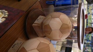 木のサッカーボール
