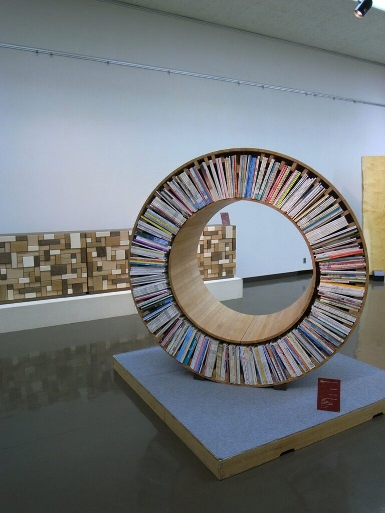 木の香り漂う家具展。