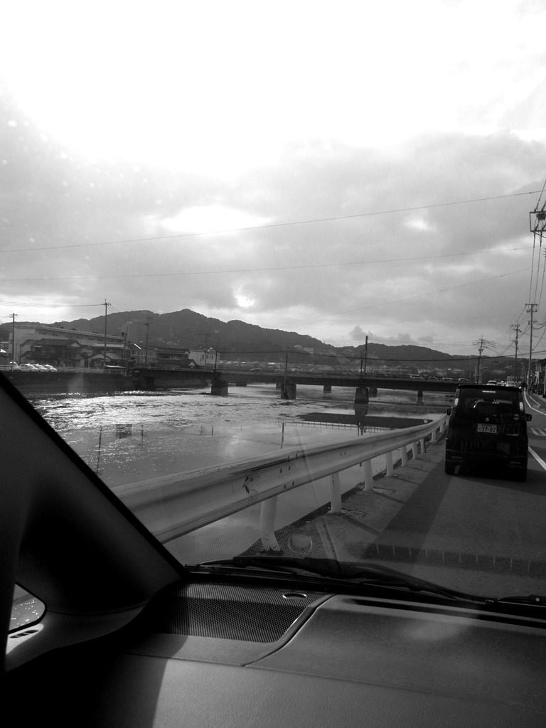 川沿いの道。