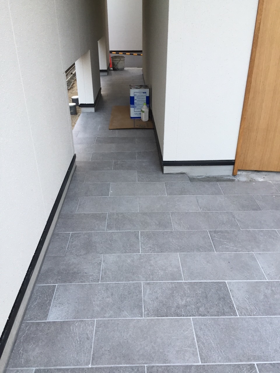 遠距離の。