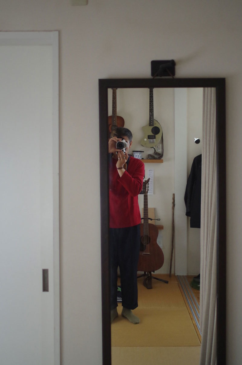 赤のニット。