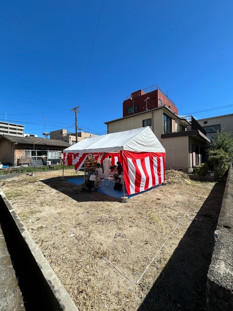 街中の小さなアパート地鎮祭。