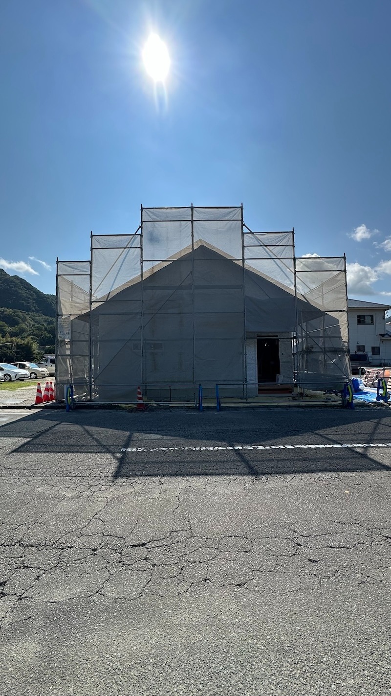 山並みに映える家型。