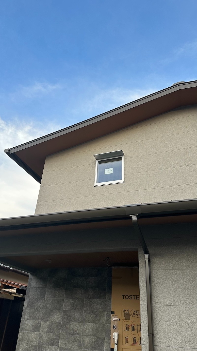 足場が外れた日に。
