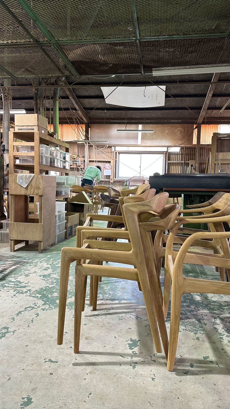 朝倉の家具メーカーへ。